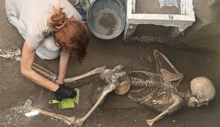 ancient-remains-two-victims-discovered-pompeii