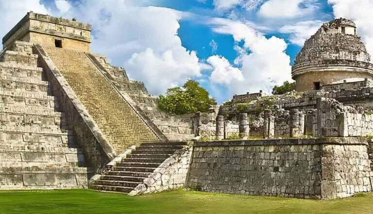 what are the must see buildings in chichen itza