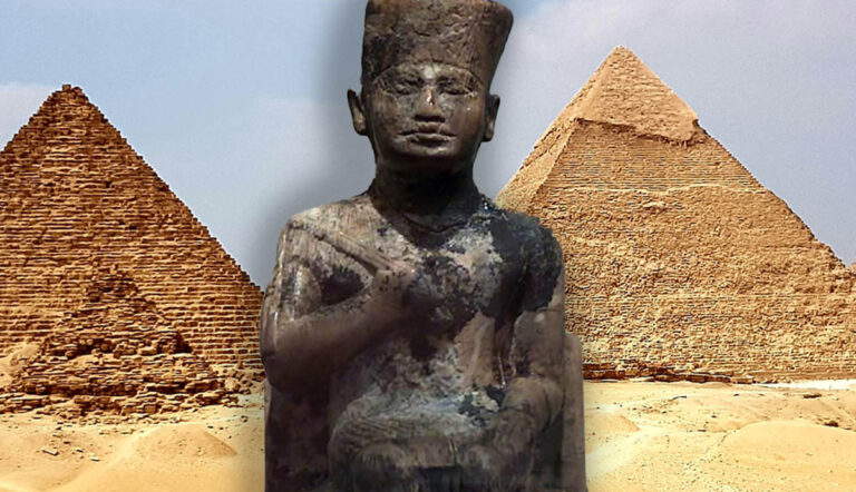 pyramid of giza with statue khufu