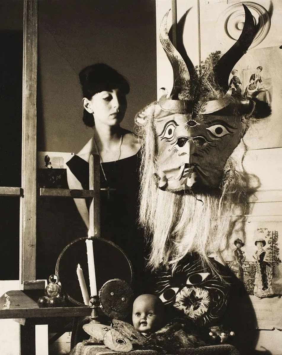 surrealists horna mascara photo